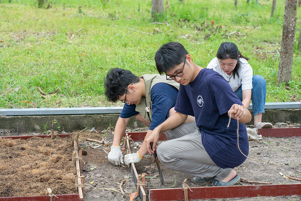 臺科大行動工程師為越南邊境小學規劃、搭建溫室花圃種植空間。