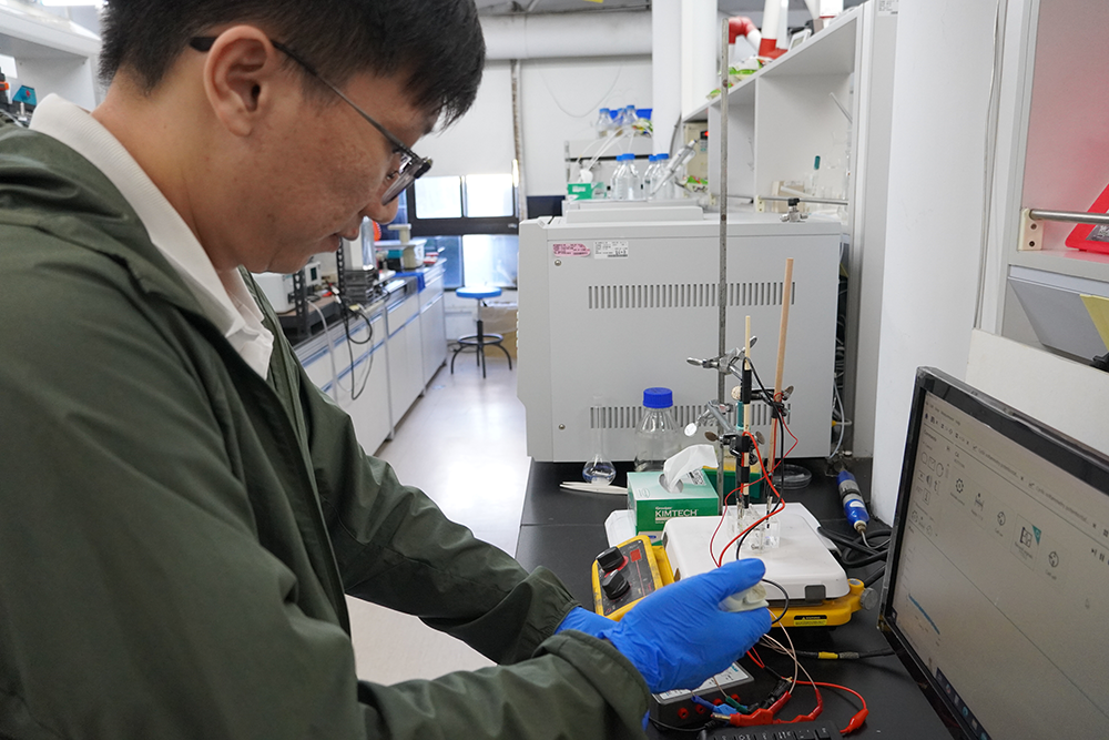 團隊成員-博士後研究員 Giang-Son Tran進行甘油氧化反應的電化學實驗操作。 